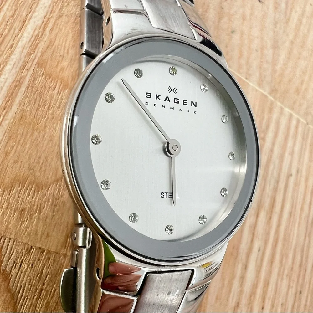 Skagen Denmark ladies silver tone bracelet dress watch NEW BATTERY